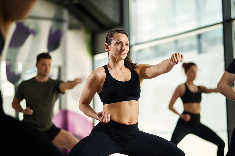 Personas en clases grupales de gimnasio