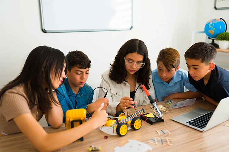 Grupo de niños en clases de robótica.