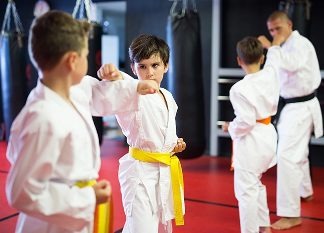 Niños entrenando karate.