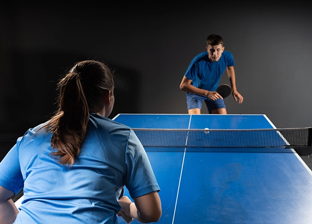 Dos personas en una competencia de ping pong.