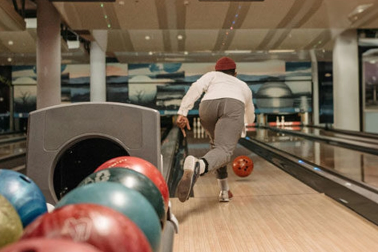 Hombre jugando bolos