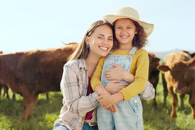 Una niña disfruta de las vacaciones recreativas de Colsubsidio junto a su madre en una granja.