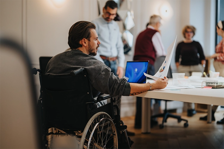 Empleado con discapacidad física en su oficina.