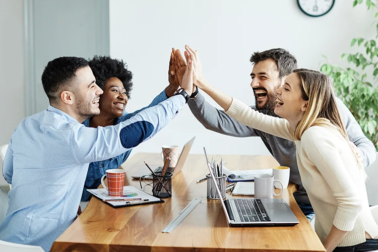 equipo de trabajo celebrando