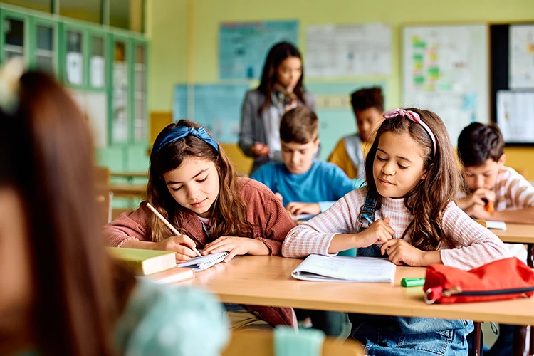 niños en clase