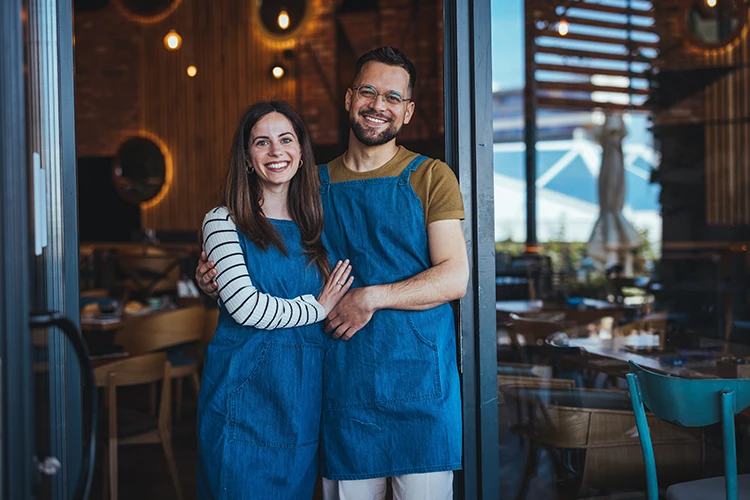 dos emprendedores que hicieron el curso de sostenibilidad financiera en colsubsidio