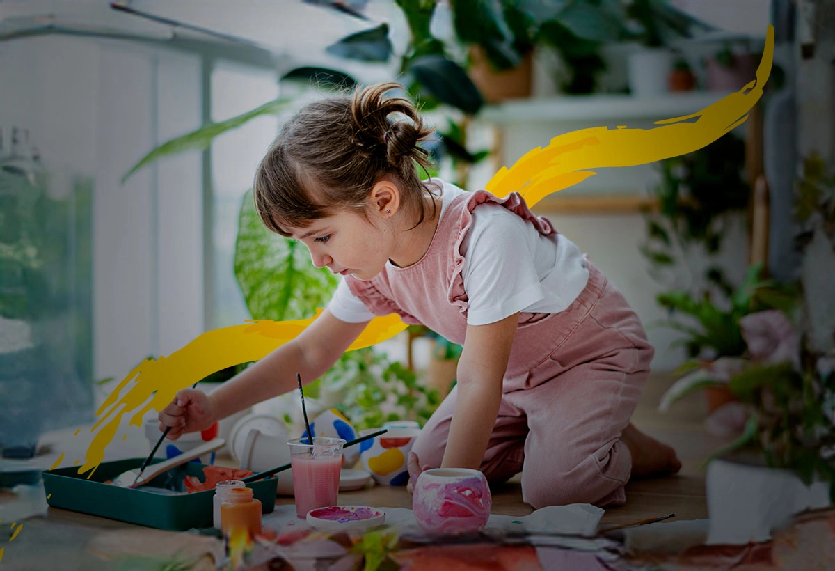 niña pequeña pintando