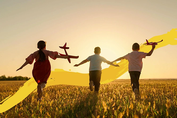 niños jugando  con aviones de juguete