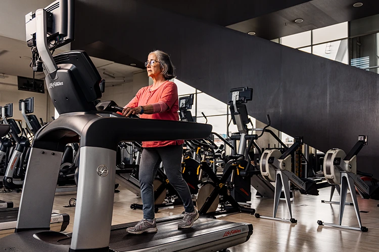 Señora utilizando el gimnasio de Clubes y Bloc Colsubsidio