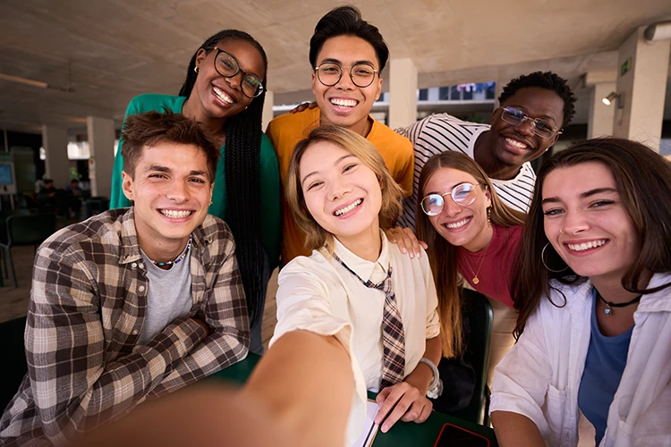 Grupo de personas que representan la diversidad étnica.