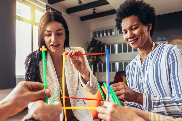 Grupo de personas participando de retos cognitivos