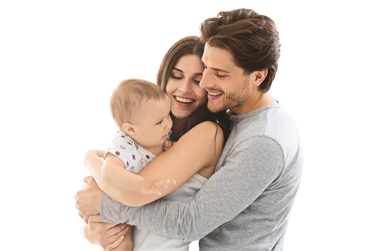Familia feliz con su bebe