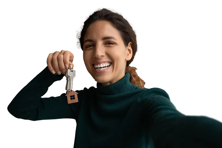 Mujer con llaves de casa nueva