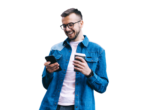 Persona revisando su celular