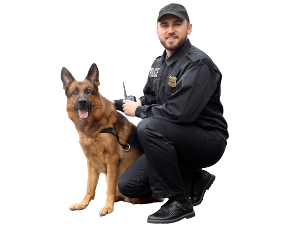 Policía sonriendo con un perro de servicio