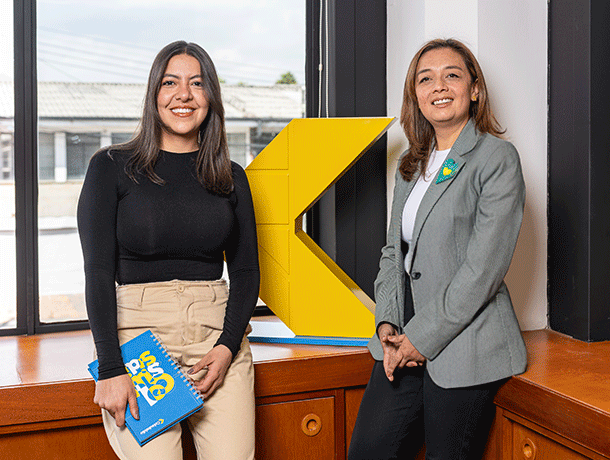 Dos mujeres sonrientes, quienes trabajan en Colsubsidio.