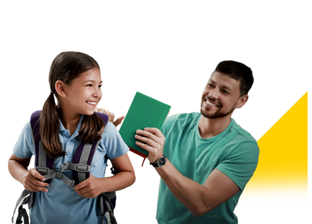 Papá alistando la maleta de su hija, educación colsubsidio