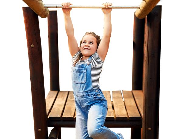 Niña jugando en el pasamanos.