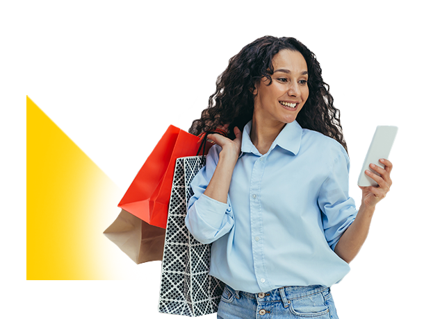 Mujer sosteniendo sus compras y revisando su celular