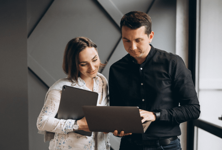 Líder que guía a su equipo con claridad, propósito y enfoque humano