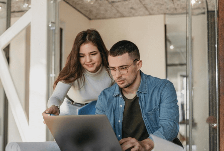 Talento joven que contribuye activamente al avance de iniciativas estratégicas