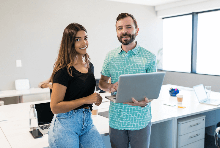 Trabajador que impulsa el crecimiento organizacional mediante acciones ejemplares