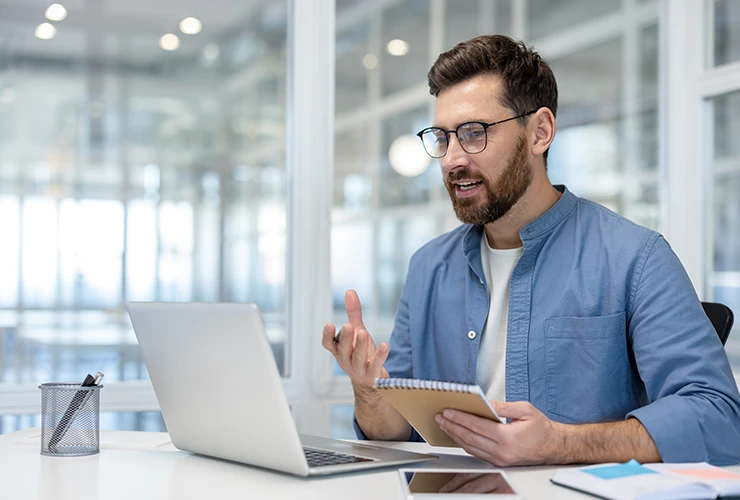 Trabajador participa en clase virtual
