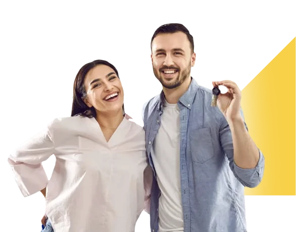 Pareja feliz sostiene las llaves de su vivienda VIS Colsubsidio.
