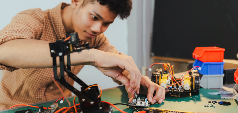 Niño asiste a clase de robótica en Colsubsidio.