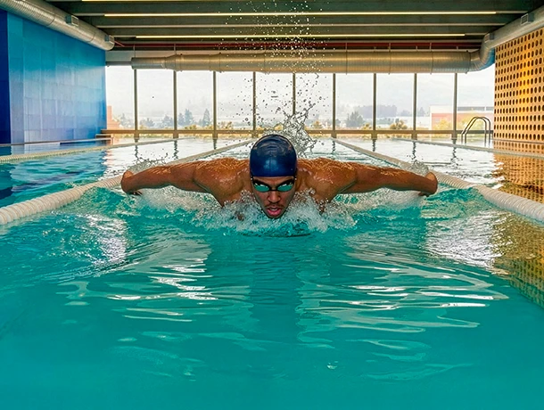 Hombre nada en la piscina de Bloc Fontanar Colsubsidio.