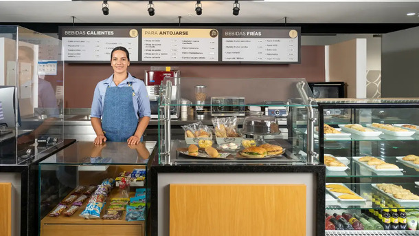 Mujer atiende cafetería Antojos de Colsubsidio