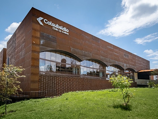 Fachada del Club La colina muestra ingreso y zonas verdes