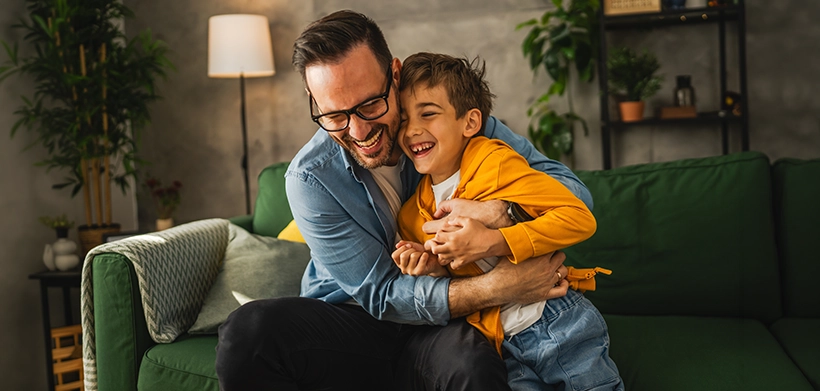 Papá e hijo felices celebran el día del padre en Colsubsidio