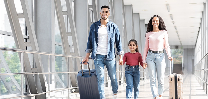 Familia sostiene sus maletas de viaje en aeropuerto