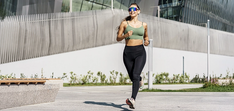 Mujer entrena para la carrera de la mujer en Bogotá