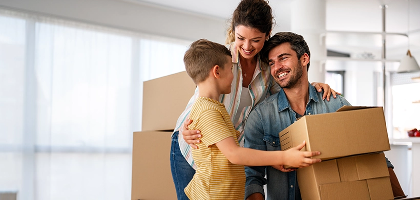 Familia feliz durante la mudanza a su nuevo hogar 