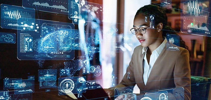Mujer aprende habilidades en inteligencia artificial en Colsubsidio