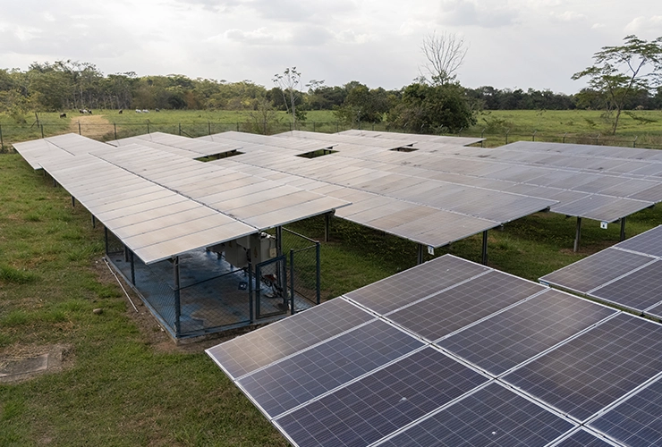 Espacio al aire libre muestra zonas verdes y paneles solares de Colsubsidio