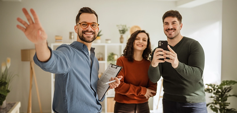 Personas reocrren apartamento modelo en Fontibón.