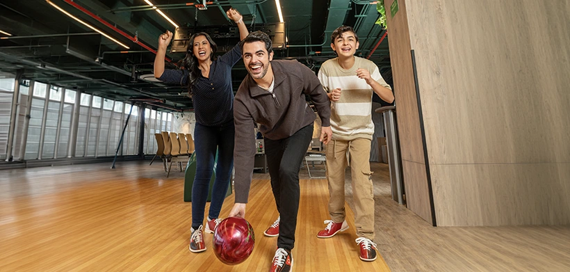 Familia disfruta de un espacio recreativo, uno de los beneficios de la caja de compensación familiar. 