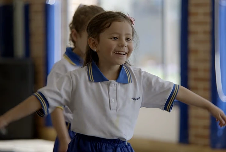 Niña estudiante de Colegio Colsubsidio juega en su salón de clases.