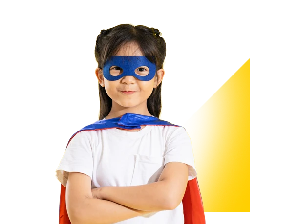 Niña con antifaz azul y capa de superheroína para Halloween