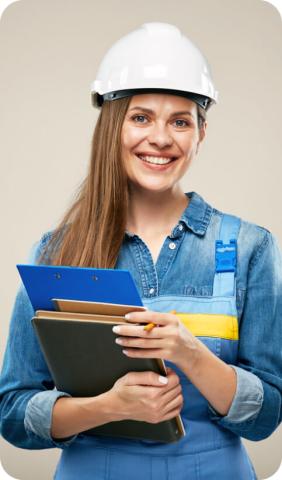 Una mujer con casco de seguridad sosteniendo una carpeta.