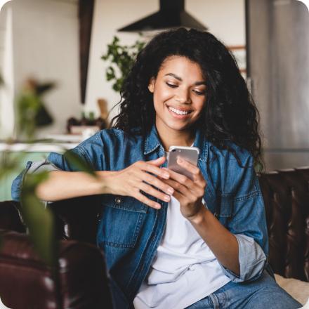 mujer mirando su celular