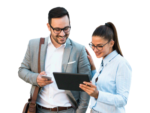 Personas revisando su tablet