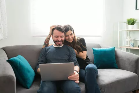 Pareja frente a su computador