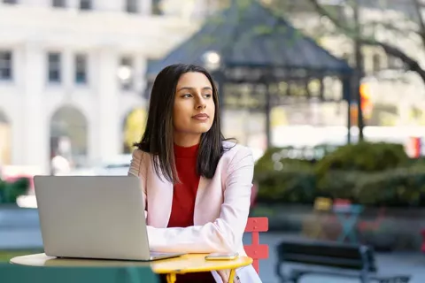 Mujer frente a su computador