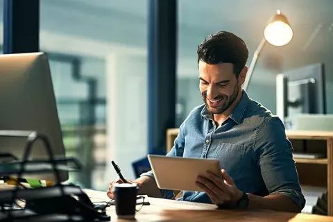 Hombre revisando su tablet
