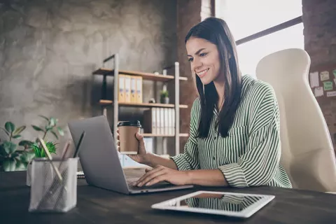 Mujer revisando su portátil