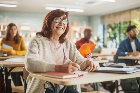 Mujer de la tercera edad en clase